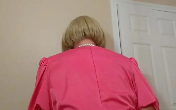 Cindy Belfast: Pink Sissy Needs Your Cock
