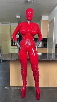 Komplett in Latex gewickelt