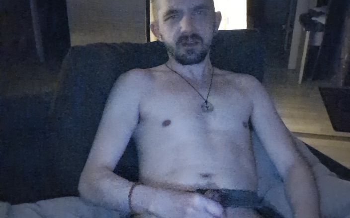 kinkygaynudist: Gay cara masturbando e fumando