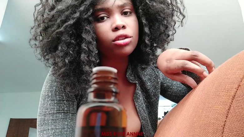 Insomnia Domina: La segretaria sniffer zombie
