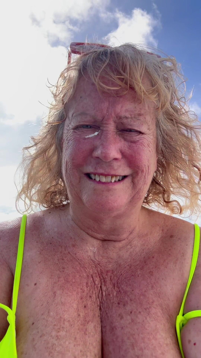 Big Ass 4 U: 在最后的雀斑上涂防晒霜