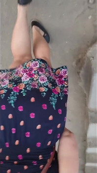 Întâlnesc o femeie matură într-o fustă mini pe stradă