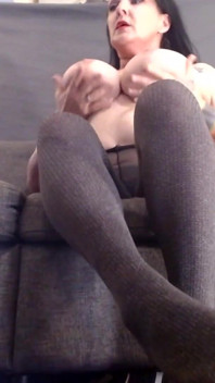 Elle se glisse dans des collants en tricot gris