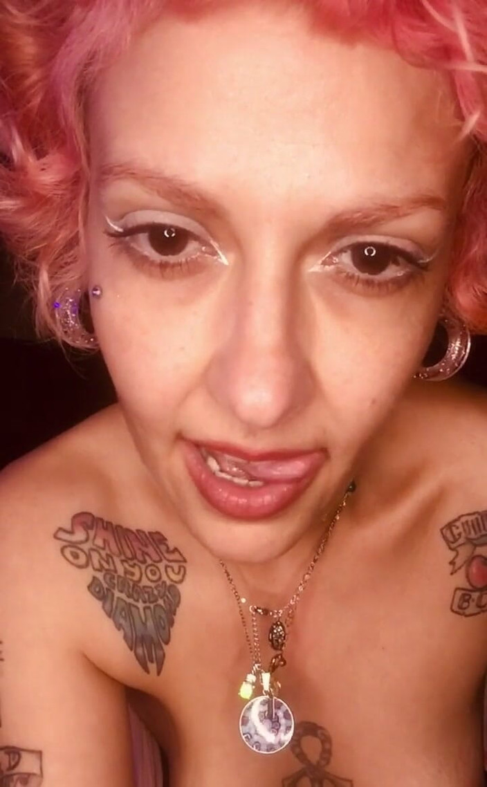 MariLou Moreira: Pojďte se dívat, jak se dotýkám sama sebe