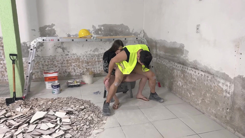 Larissa TS: Trans Brasileira Fode Rabo Do Pedreiro Na Construção