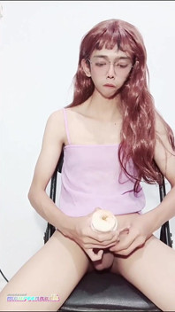 Trans magro nerd asiatico travestito si masturba con una vagina finta