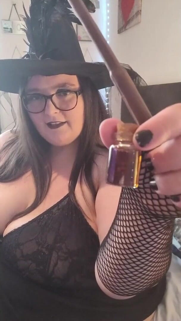 SSBBWLadyBrads: मेरी मोटी चूत को चोदो डायन कॉस्प्ले