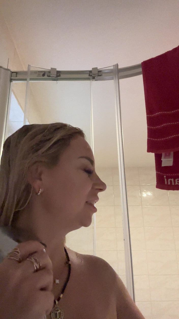 LarisaCum: Ho un odore molto bagnato quando gioco nella vasca e...