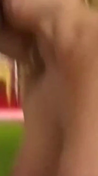 Curva blondă sexy adoră să adânc în gât o pulă după ce a fost în cur