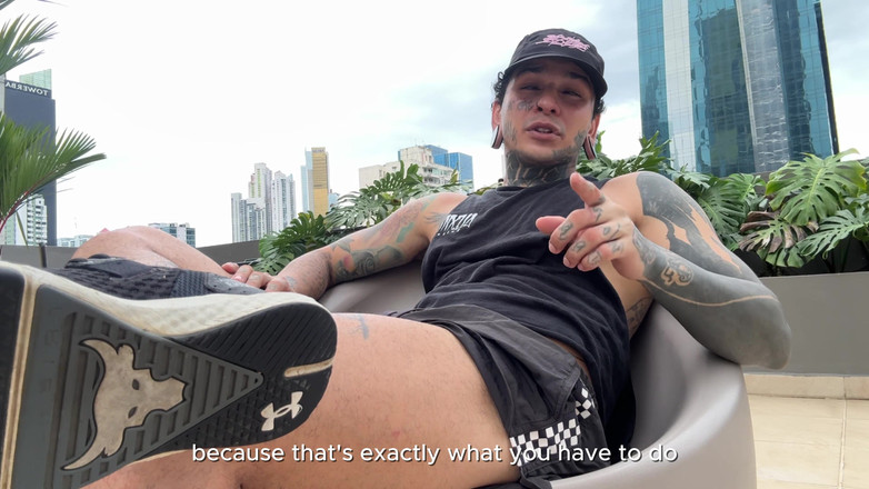 Dyavol: Obří makabróza ponižuje drobného človíčka na veřejnosti