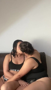 Sora mea vitregă lesbiană îmi arată cum este să fii futută cu vibrator legat