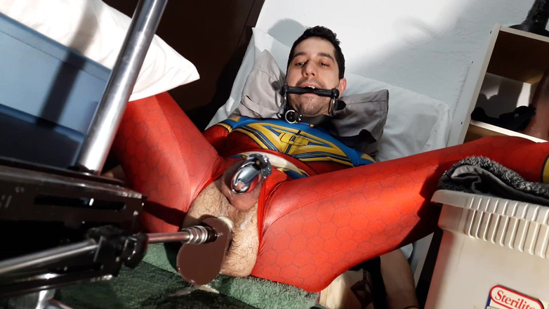 Ricky Cage: 2021年10月リッキー・ケイジ・ライブショー - チンポロックされたスーパーヒーローがお尻と口にペニスを咥える!