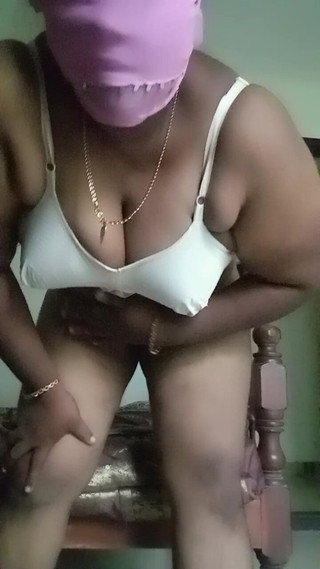 Bedroom: Indická vysokoškolačka bbw ukazuje prstění její kundičky na kameru