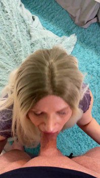 義理の息子はstepmomがfacetimeに彼のいじめっ子ずさんなbjを与えるのを見ます
