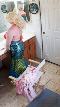 Il figliastro ha sorpreso la videocamera a essere più che utile con la matrigna che si veste in bagno