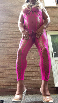 Kellycd2022: La sexy travestita kellycd2022 in tuta a rete rosa e...