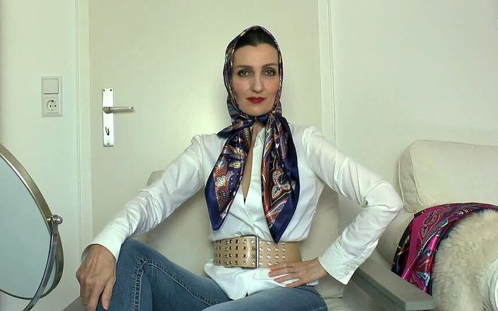 Lady Victoria Valente: 청바지를 입은 캐주얼 의상을 입은 Satin Headscarf