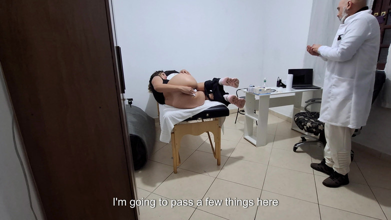 Gabi SweetCouplesStories: Una MILF viene sditalinata dal proctologo durante un esame anale.