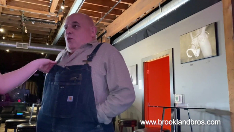 Brookland Brothers: Giovane troia calda succhia un vecchio cazzo!