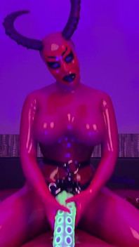 라텍스 악마가 당신을 지옥으로 환영합니다