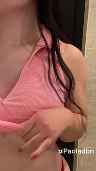 Paola Sedang Bercakap kepada Awak