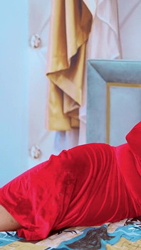 Sexy padrona della casa con grandi tette seduce il suo servo per scoparla duramente