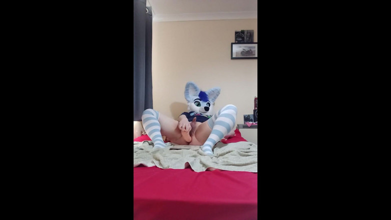 BlueHuskyuwu: Femboy Furry Pup грає зі своєю великою іграшкою
