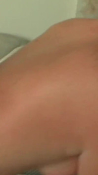 セックス可能なブロンドは大きな自然な胸と、体重が重くなるたびに揺れる太いお尻を持っている。
