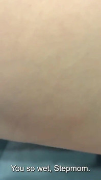 Madrastra milf pilla a su hijastro masturbándose