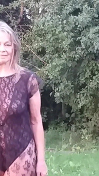 Babcia ma na sobie czysty body na zewnątrz
