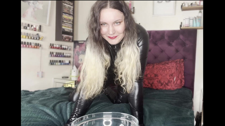 MissFFW: Miss ffw दूसरी महिला का कैटसूट पहनकर विशाल पेशाब लेती है