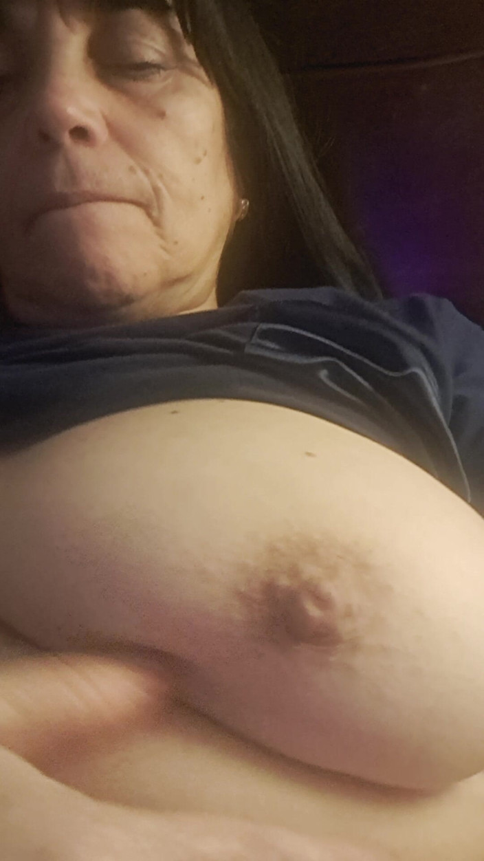 Mommy big hairy pussy: Une belle-mère se serre les seins