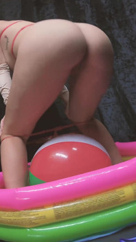 Pov pipì ball spiaggia meraviglie donna che rimbalza con un grande culo bagnato