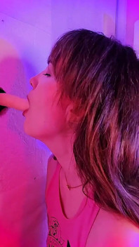 Podziel się swoją dziwką w Glory Hole Virtual Sex