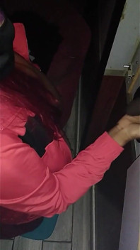 Eu levei minha esposa para o gloryhole e gostei como uma cadela
