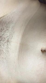 Primo piano scopata di una matrigna-milf con una figa pelosa e una sborrata