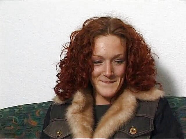 Lucky Wankerz: Roztomilá zrzka si prstí svou milostnou díru