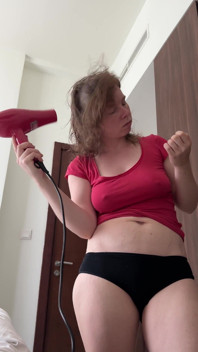 Jolie blonde avec de gros seins