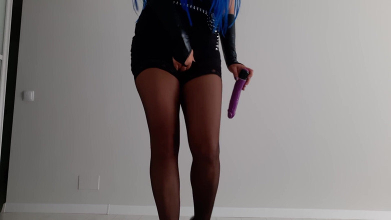 Milfs intimmedia: Une MILF sexy aux longues jambes montre ses pieds en...