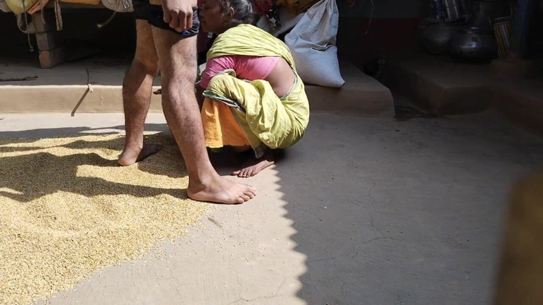 Pumi: Bhabhi ko kam karte hue choda 69 position mich