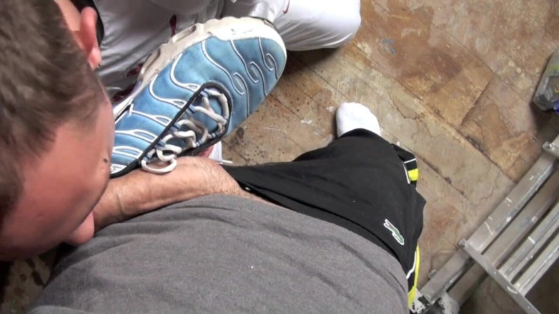 Sneaker gay: Suck big cock and sniff sneakers