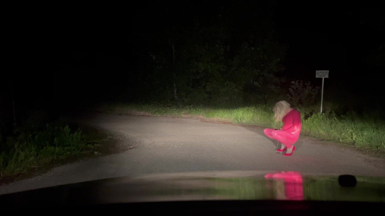 PervyLara: Pisse en plein air dans un costume rose en caoutchouc...