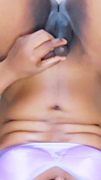 Drobný crossdresser penisu se snaží čůrat na vlastní pusu
