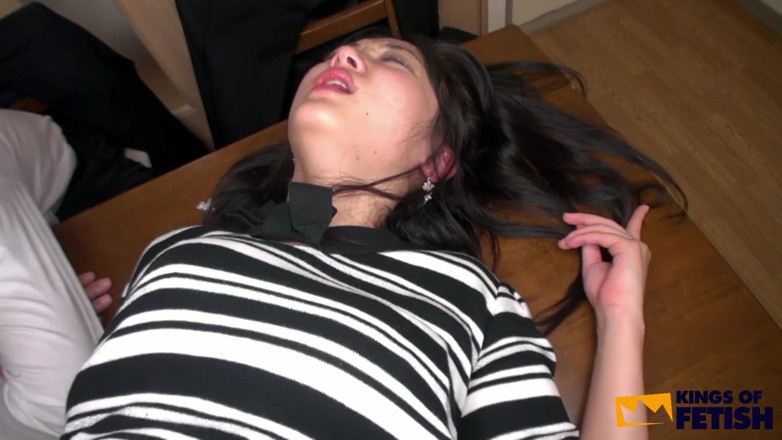 Pure Japanese adult video ( JAV): Une Japonaise se fait défoncer sa chatte poilue sur la...