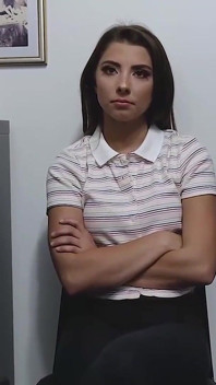 No es una opción - linda chica hará absolutamente cualquier cosa que el oficial Green quiera