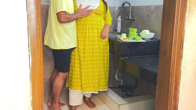 Aria Mia: Grannar knullar ny fru medan de skär grönsaker i köket