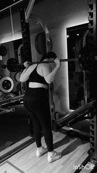 Anna spor salonunda antrenman yapıyor