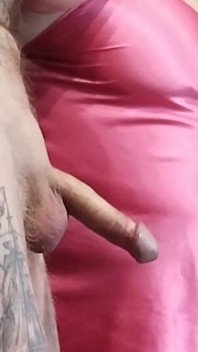 I köket suger svärmor av en kuk, runkar av den och tittar på spermierna