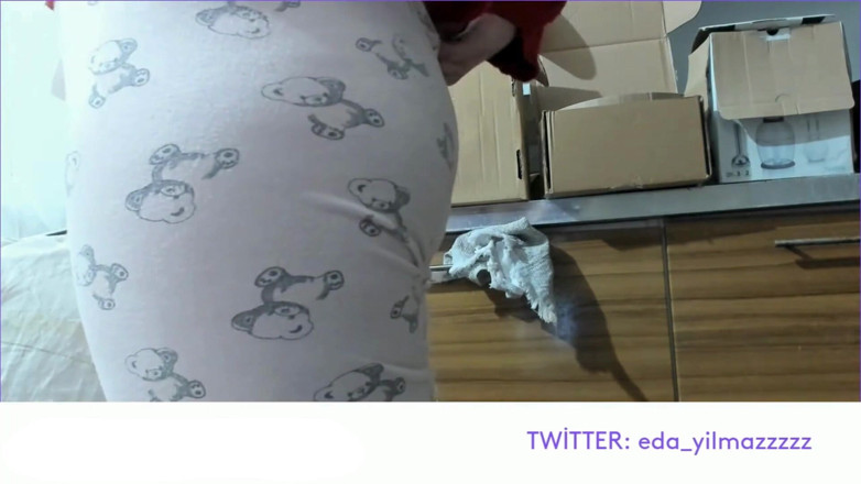 bigass_sexy_bigboobs: Cameltoe, masturberen met pyjama