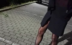 Crossdresser i bur med elektricitet med sömlös strumpbyxor och höga klackar
